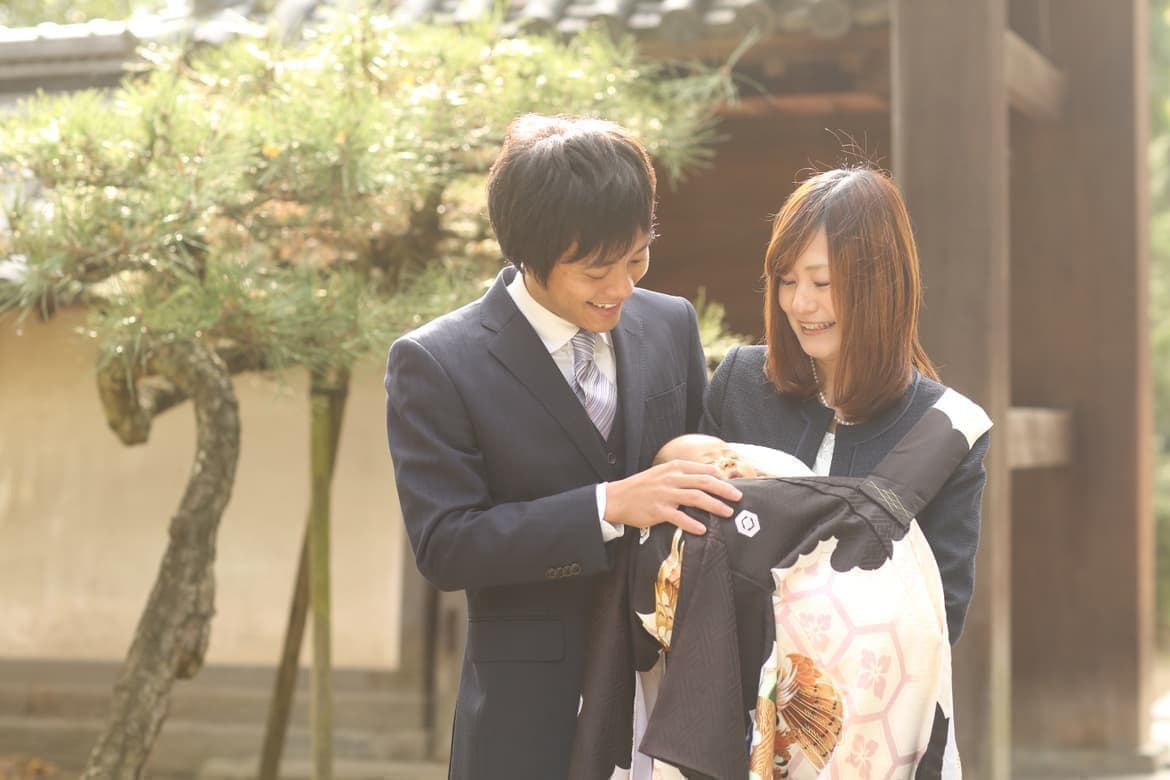 神社でお宮参りの家族