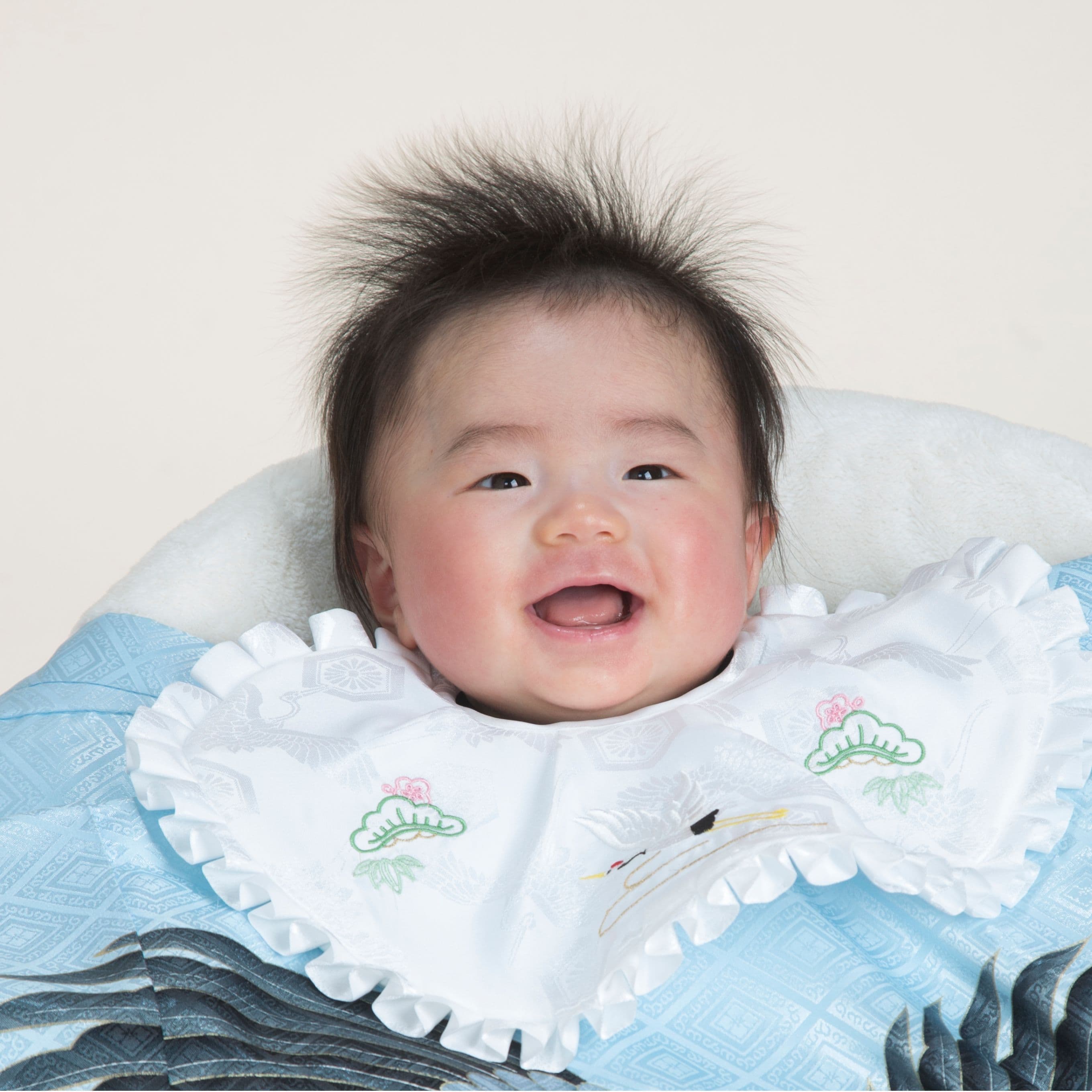 産着をかけた赤ちゃん