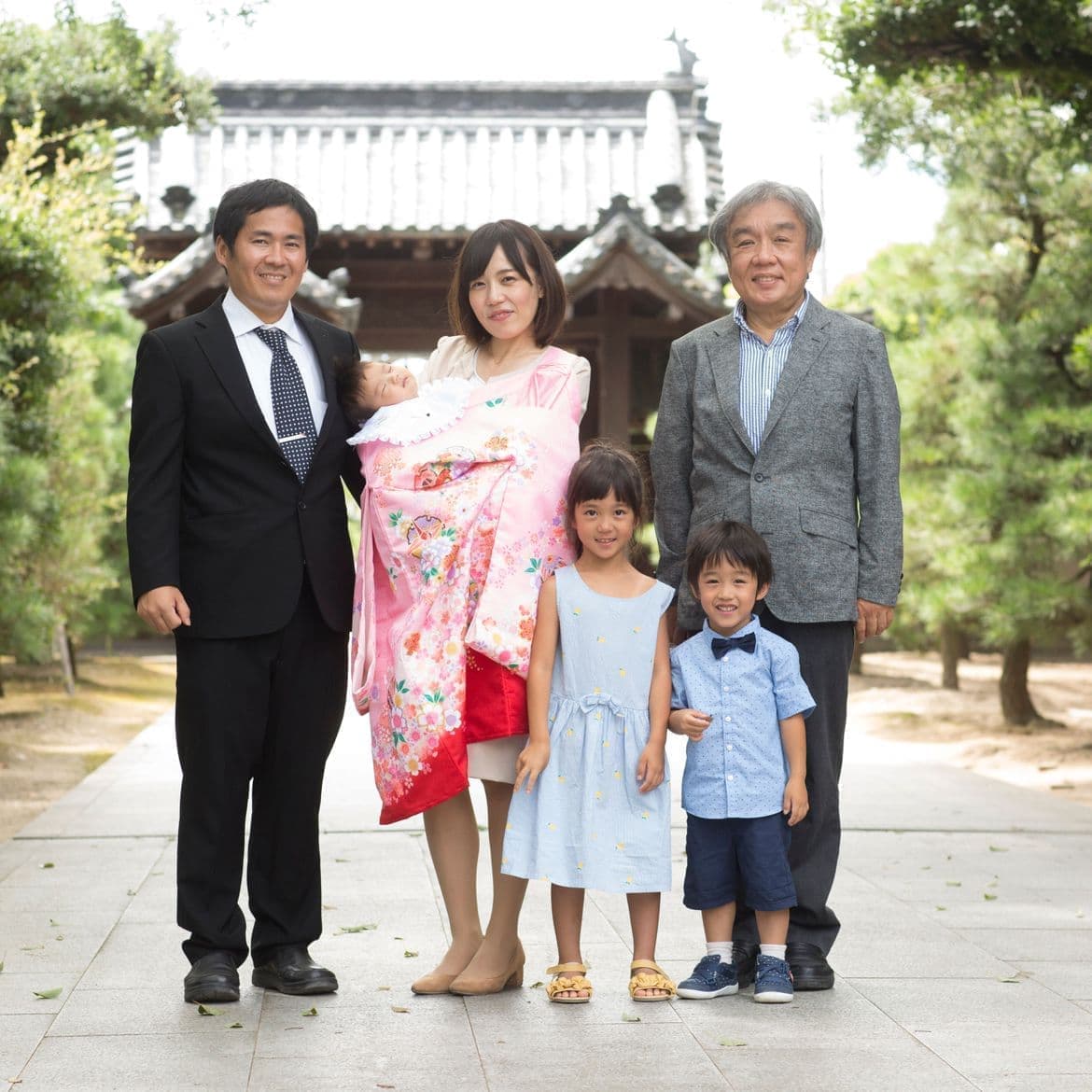 神社でお宮参りの家族