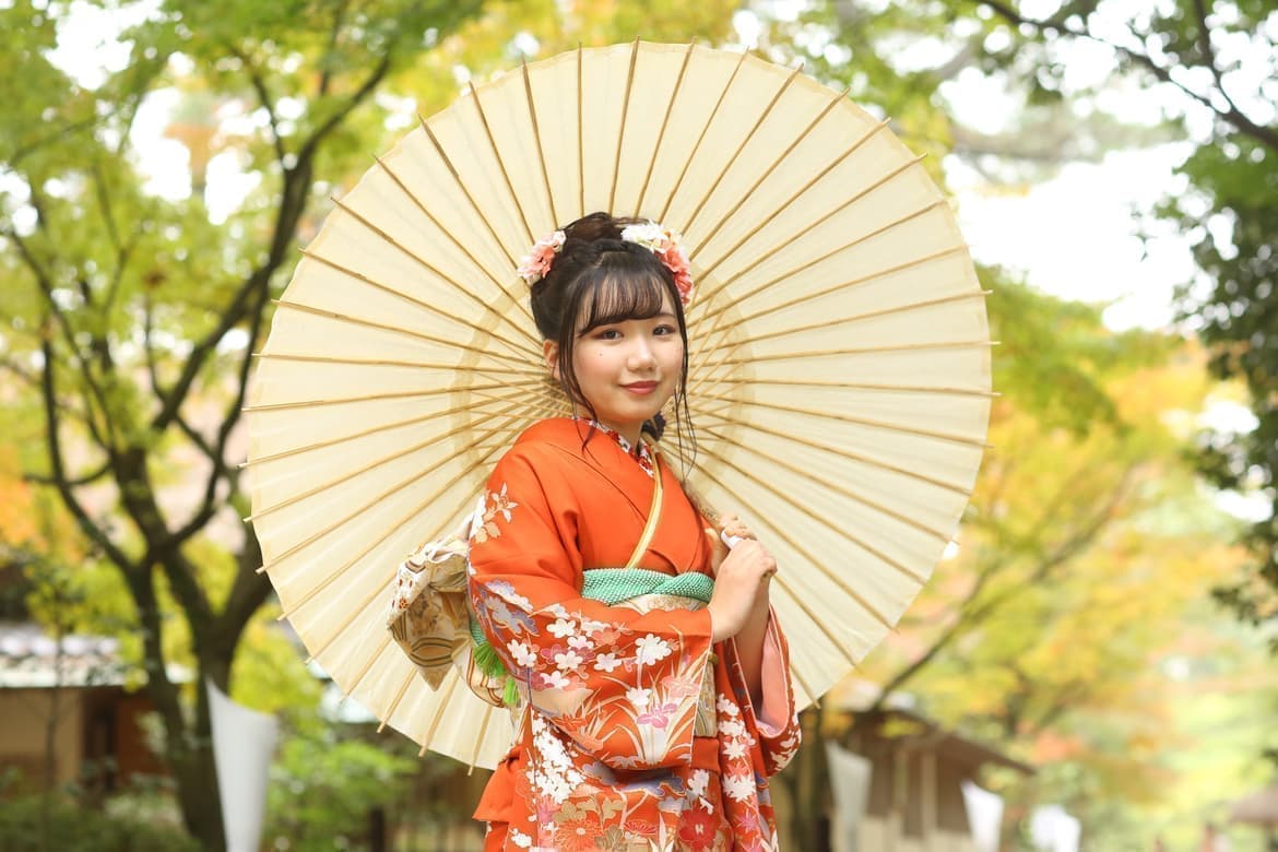 番傘を持った振袖の女の子