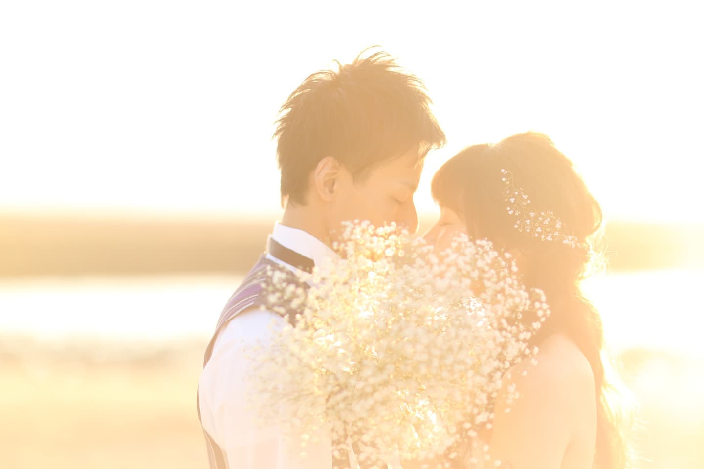 海辺で撮影した新郎新婦