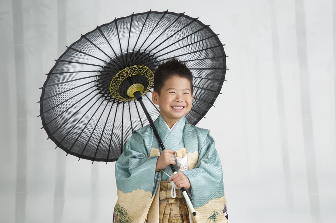 番傘を持った5歳男の子