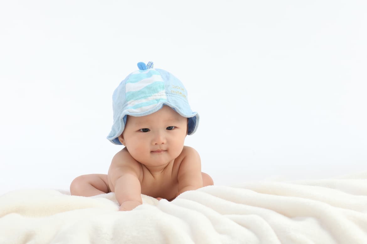 帽子をかぶった赤ちゃん