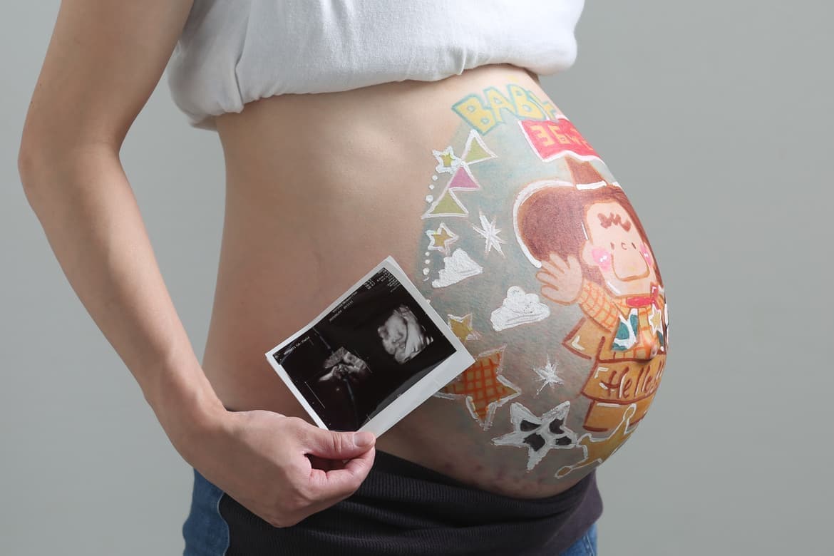 お腹に絵を書いた妊婦さん
