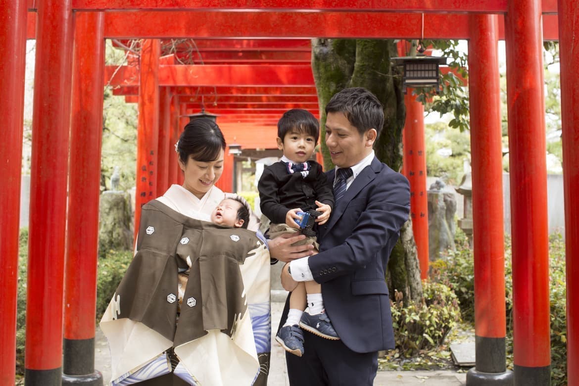 神社の鳥居で撮影の家族