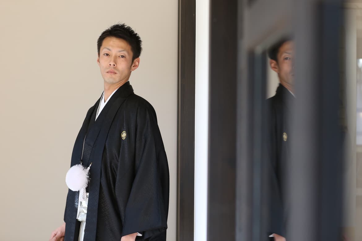 黒の紋付を着た新郎さん