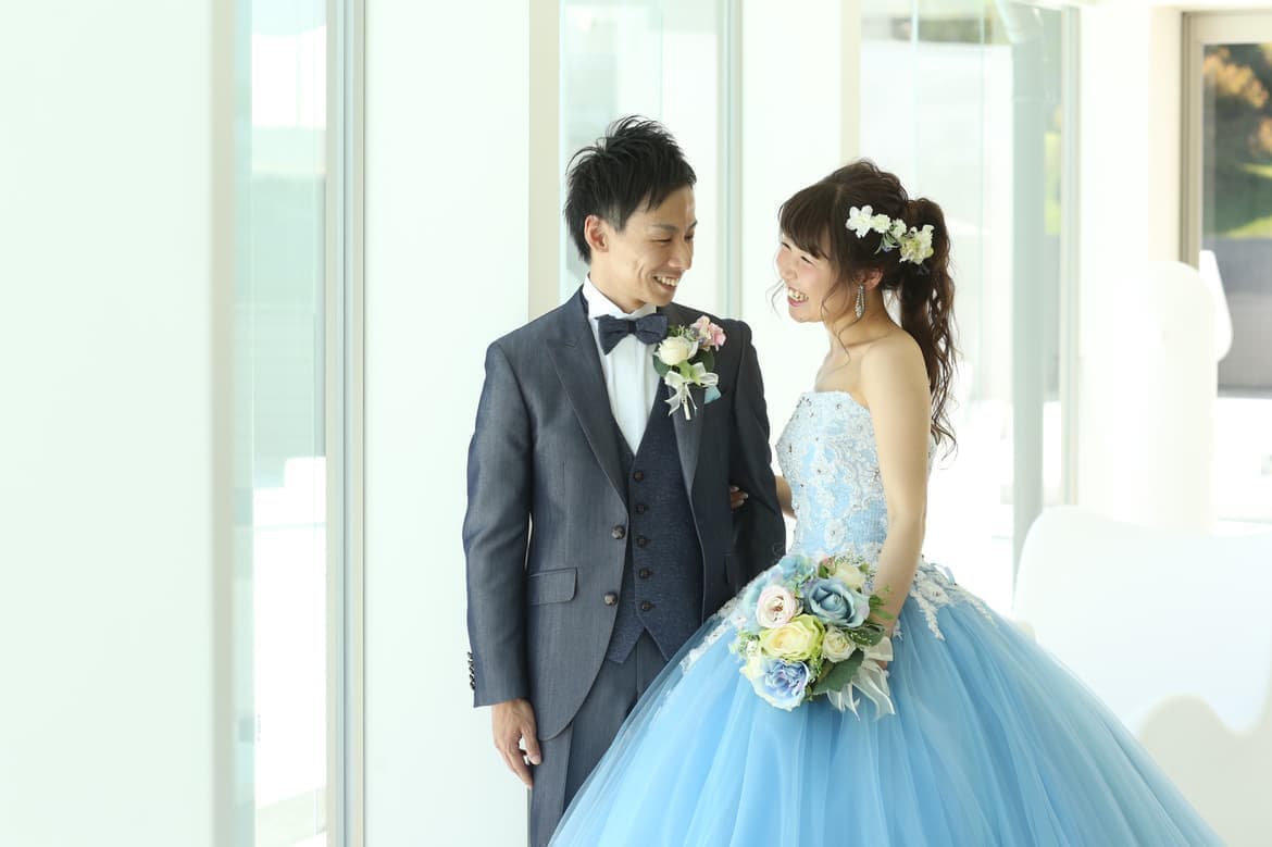 ドレスとタキシードで寄り添う2人