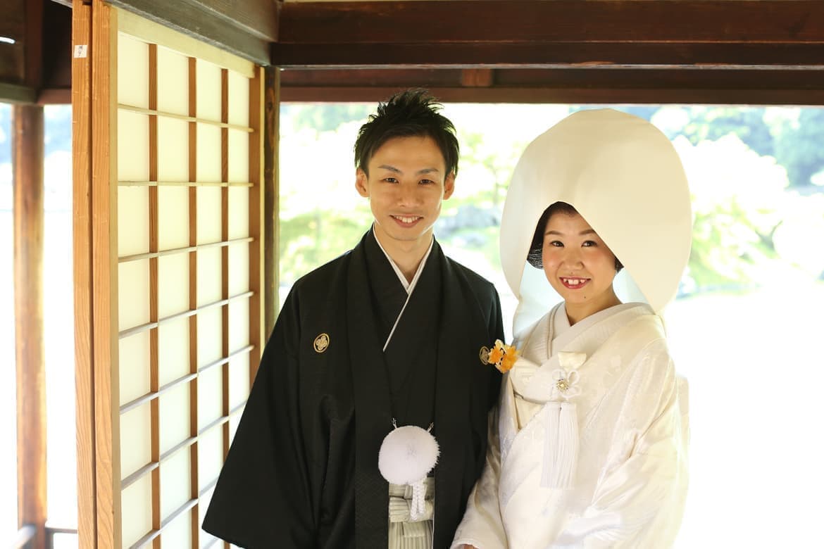 白無垢と紋付で笑顔の2人