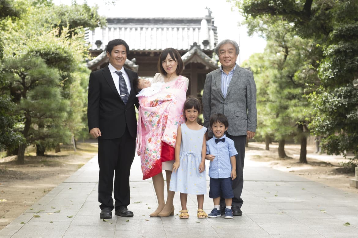 神社でお宮参りの家族