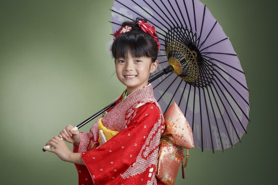 番傘を持った7歳女の子