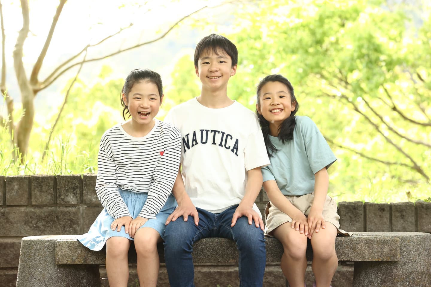 お父さんに抱き上げられた女の子