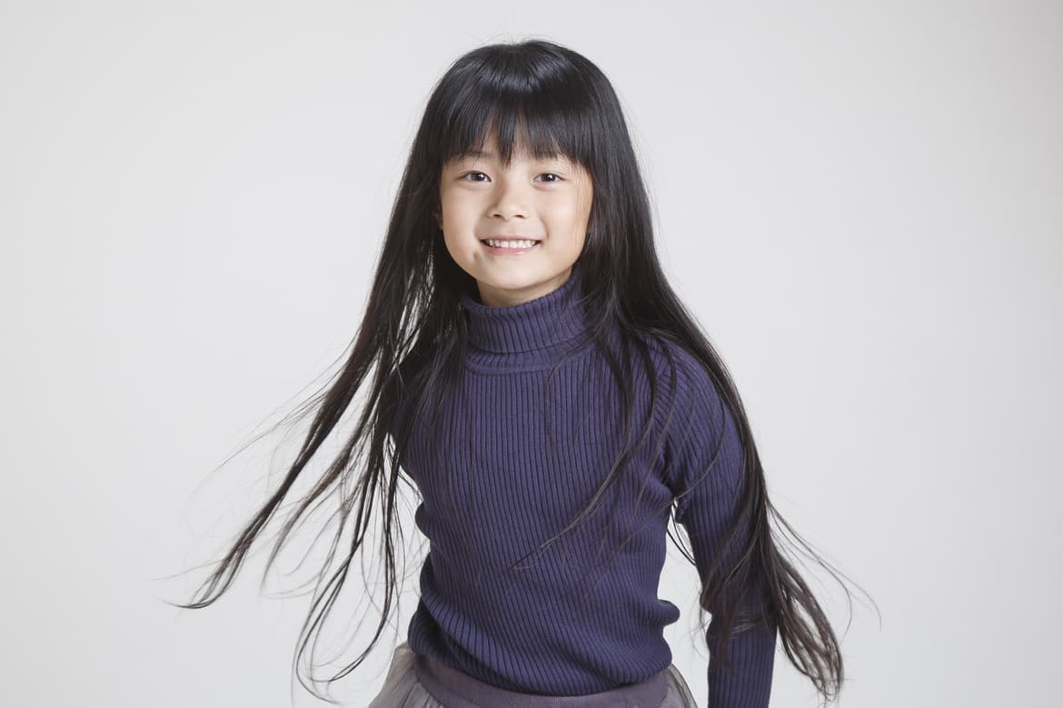 振り返って笑顔の女の子