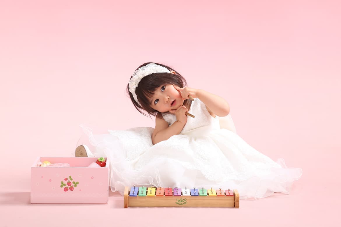 白いドレスの女の子