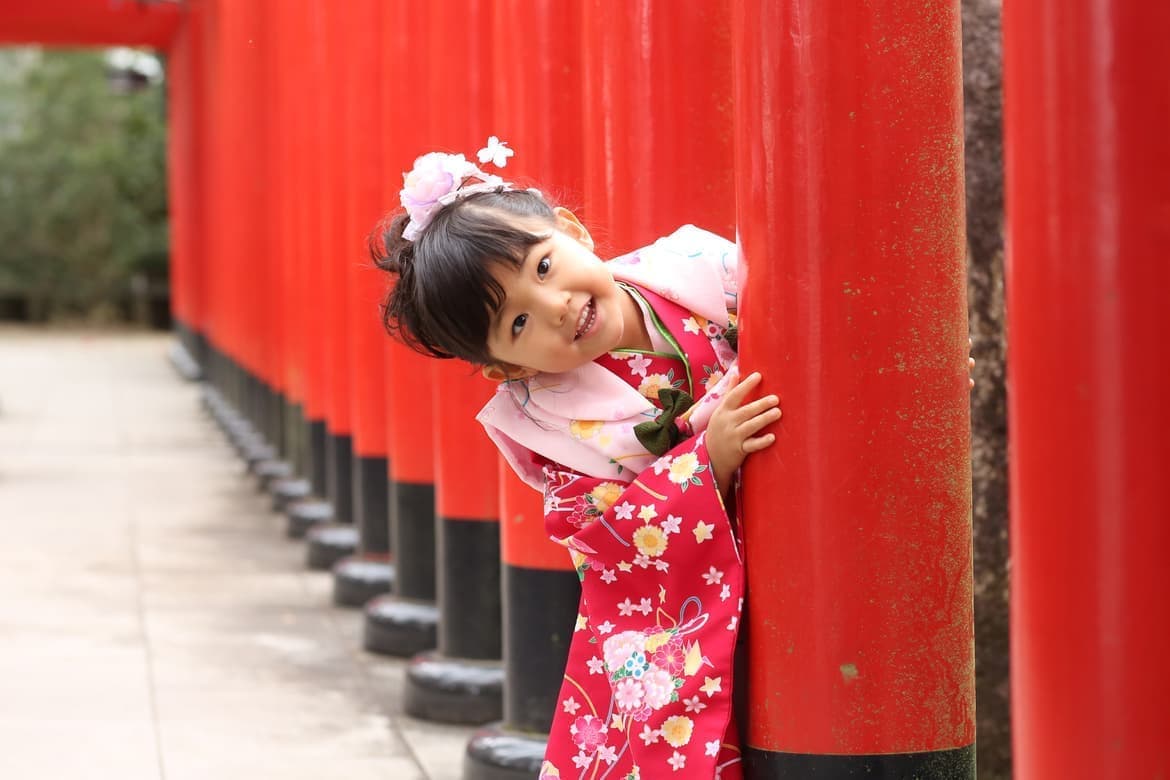 神社ロケした七五三女の子