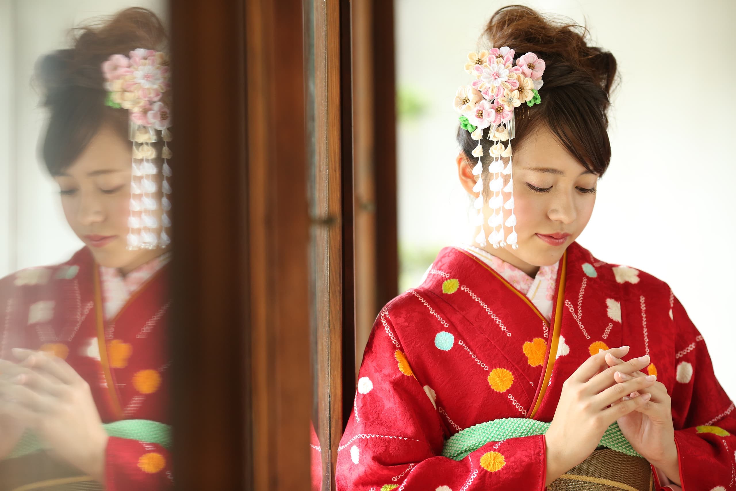 反射して写る成人の女性