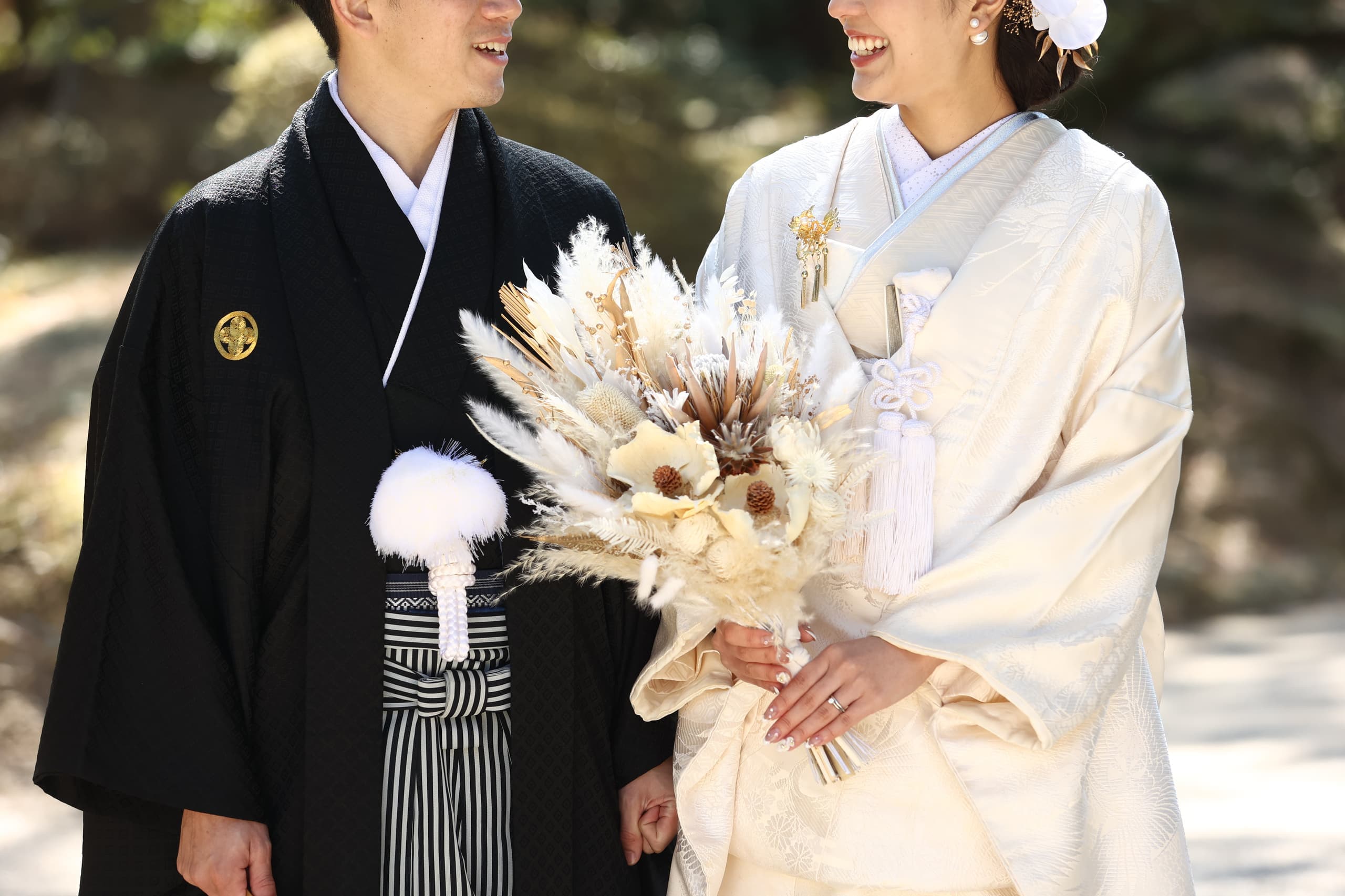 和装姿の新郎新婦
