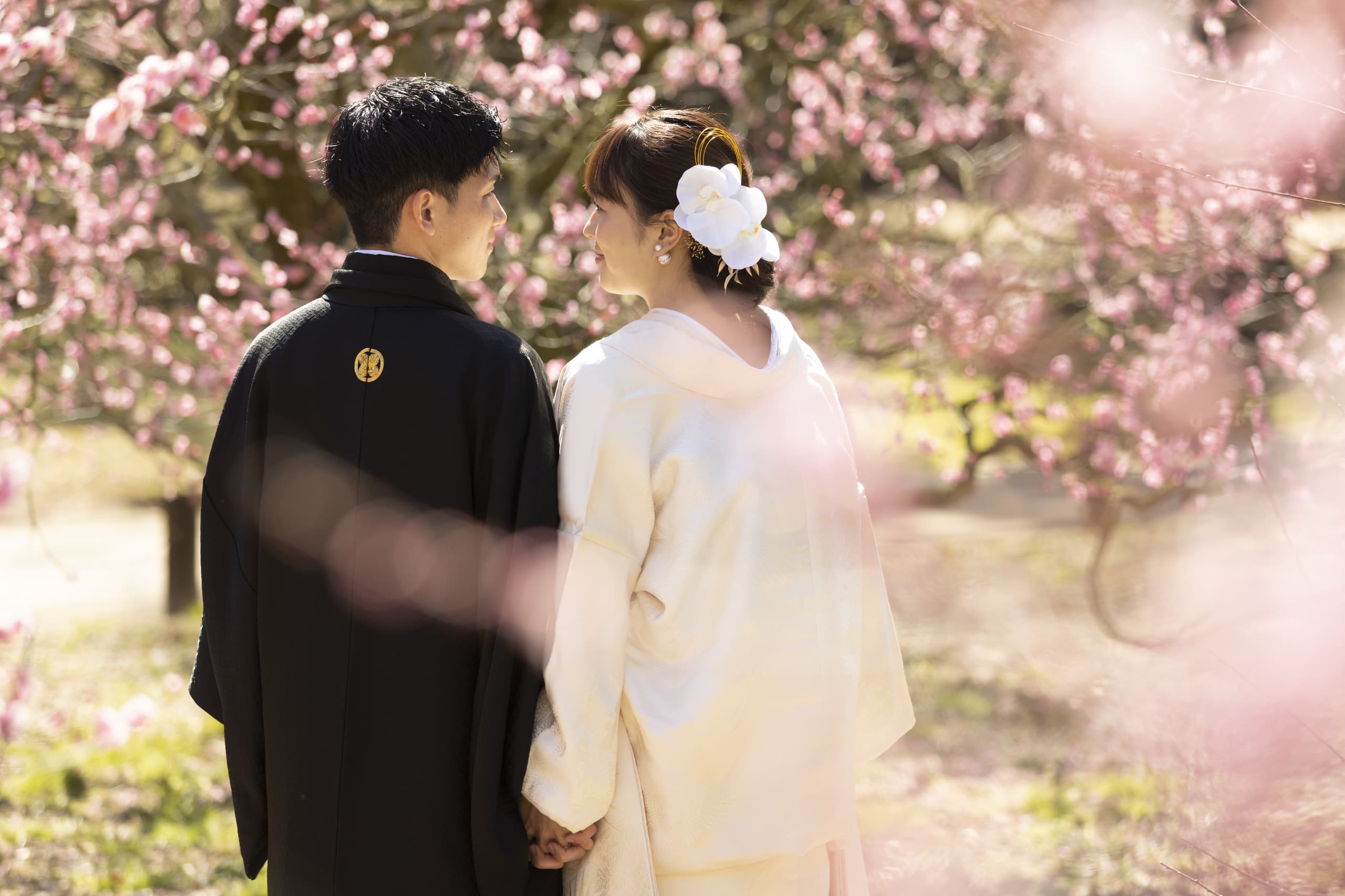 ロケ撮影で前撮りをする新郎新婦